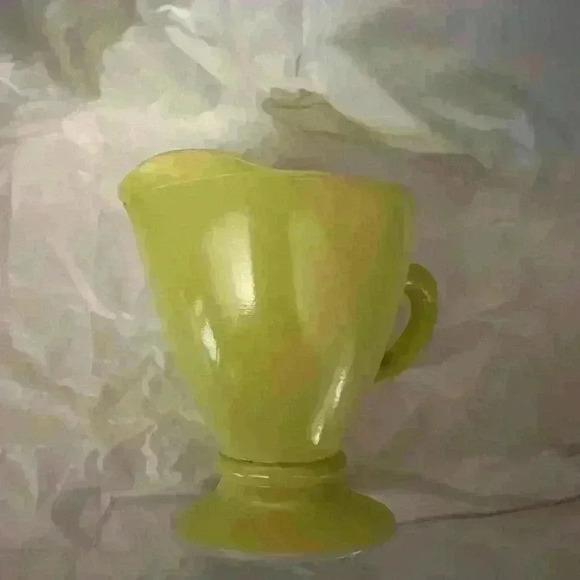 Hazel Atlas Glass Vintage Sugar and Creamer in Chartreuse Color - Picture 6 of 6